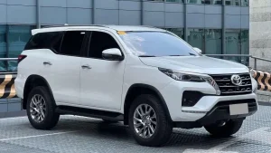 Si buscas un servicio de alquiler de coche con conductor, ponemos a tu disposición vehículos modernos y chóferes profesionales para cualquier tipo de desplazamiento. Ofrecemos transporte privado, traslados al aeropuerto, viajes de negocios, eventos, bodas y servicios por horas, siempre con la máxima puntualidad y comodidad. Nuestro servicio de chófer privado está diseñado para particulares y empresas que desean viajar con seguridad, discreción y confort. Reserva tu coche con conductor de forma sencilla y disfruta de una experiencia personalizada, con tarifas competitivas y atención profesional en cada trayecto.