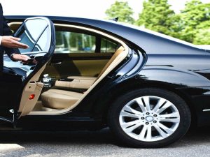 Si buscas un servicio de alquiler de coche con conductor, ponemos a tu disposición vehículos modernos y chóferes profesionales para cualquier tipo de desplazamiento. Ofrecemos transporte privado, traslados al aeropuerto, viajes de negocios, eventos, bodas y servicios por horas, siempre con la máxima puntualidad y comodidad. Nuestro servicio de chófer privado está diseñado para particulares y empresas que desean viajar con seguridad, discreción y confort. Reserva tu coche con conductor de forma sencilla y disfruta de una experiencia personalizada, con tarifas competitivas y atención profesional en cada trayecto.
