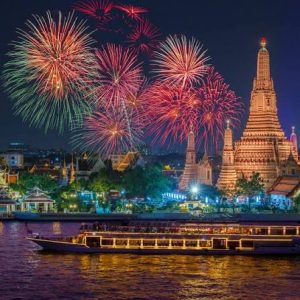 Personas celebrando Songkran, el Año Nuevo tailandés, con agua y flores durante el festival tradicional de Tailandia.
