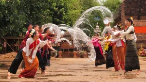 Personas celebrando Songkran, el Año Nuevo tailandés, con agua y flores durante el festival tradicional de Tailandia.