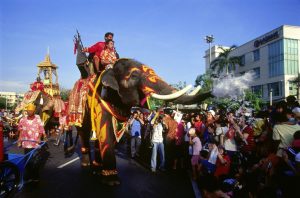 Personas celebrando Songkran, el Año Nuevo tailandés, con agua y flores durante el festival tradicional de Tailandia.