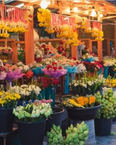 Puestos de flores de colores en Pak Khlong Talat, el mercado de flores más famoso de Bangkok.