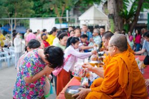 Personas celebrando Songkran, el Año Nuevo tailandés, con agua y flores durante el festival tradicional de Tailandia.