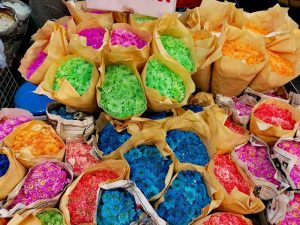 Puestos de flores de colores en Pak Khlong Talat, el mercado de flores más famoso de Bangkok.