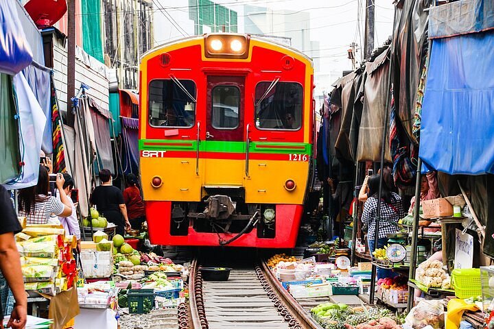 Mercado del Tren de Mae Klong el famoso de Tailandia donde un tren atraviesa los puestos