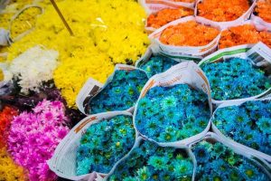 Puestos de flores de colores en Pak Khlong Talat, el mercado de flores más famoso de Bangkok.