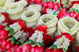 Puestos de flores de colores en Pak Khlong Talat, el mercado de flores más famoso de Bangkok.