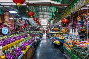 Puestos de flores de colores en Pak Khlong Talat, el mercado de flores más famoso de Bangkok.