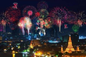 Personas celebrando Songkran, el Año Nuevo tailandés, con agua y flores durante el festival tradicional de Tailandia.