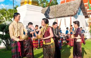 Personas celebrando Songkran, el Año Nuevo tailandés, con agua y flores durante el festival tradicional de Tailandia.