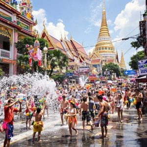 Personas celebrando Songkran, el Año Nuevo tailandés, con agua y flores durante el festival tradicional de Tailandia.