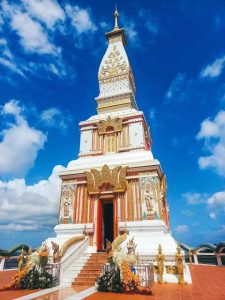 Wat Phra thong el templo del Buda medio enterrado