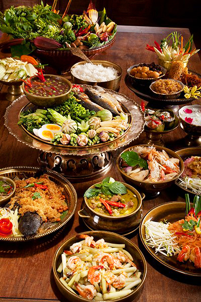 Platos de comida tailandesa típica con Pad Thai, curry, arroz y especialidades tradicionales de Tailandia.