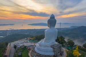 Vista aerea del atardecer en el mirador del gran buda de phuket phuket big buddha